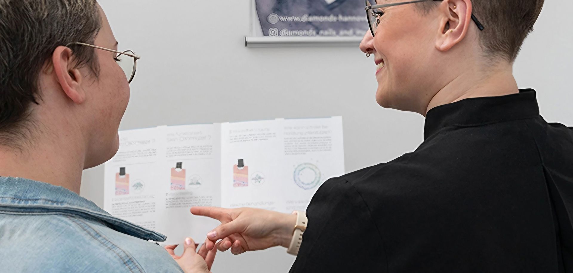 Christiane Wilke erklärt Kundin die Pflegeprodukte