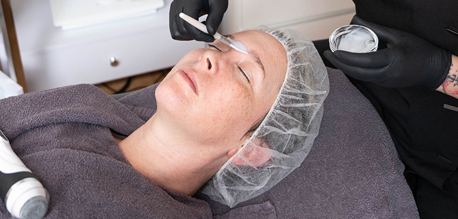 Augenbrauenbehandlung bei einer Kundin