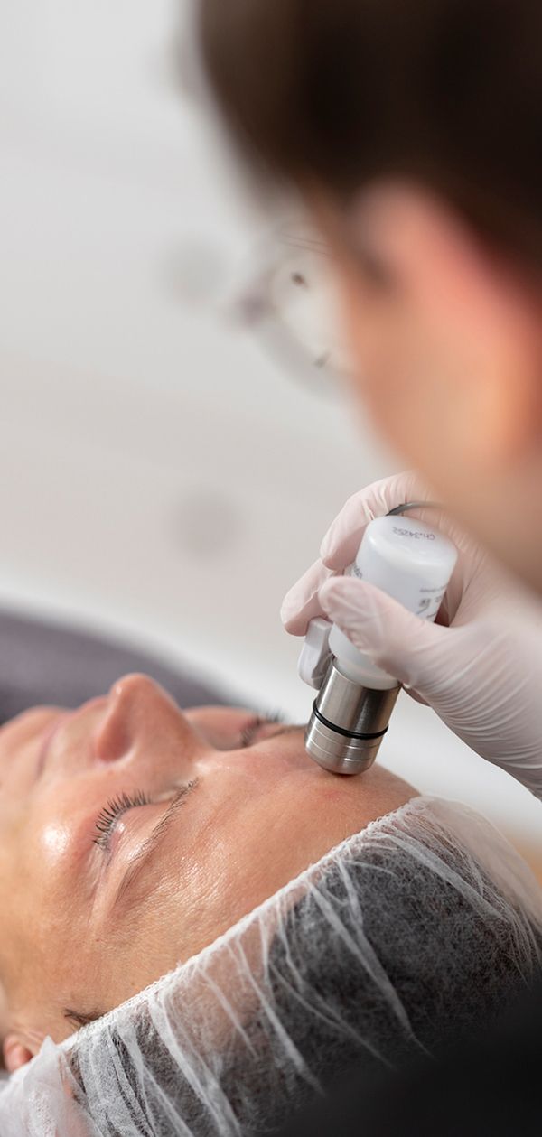 Hautbehandlung bei einer Kundin